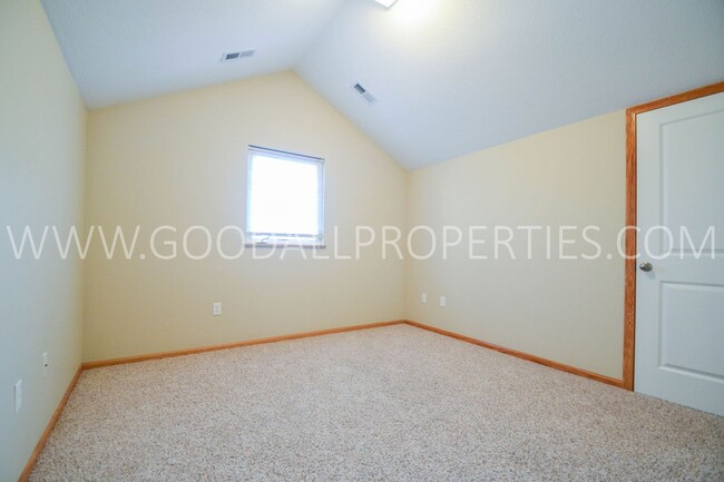 Building Photo - 3 Bedroom, 2.5 Bath Townhome in Urbandale