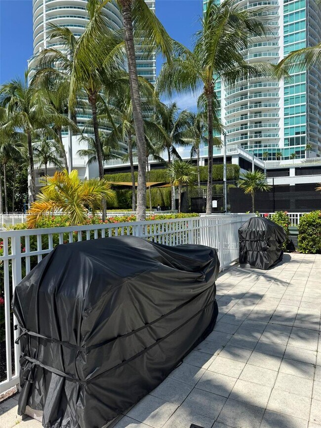 Building Photo - 2101 Brickell Ave