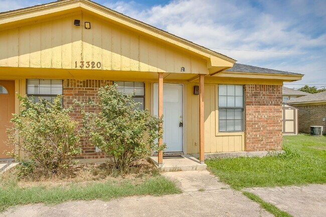 Primary Photo - Charming 2-Bedroom Duplex Retreat on White...