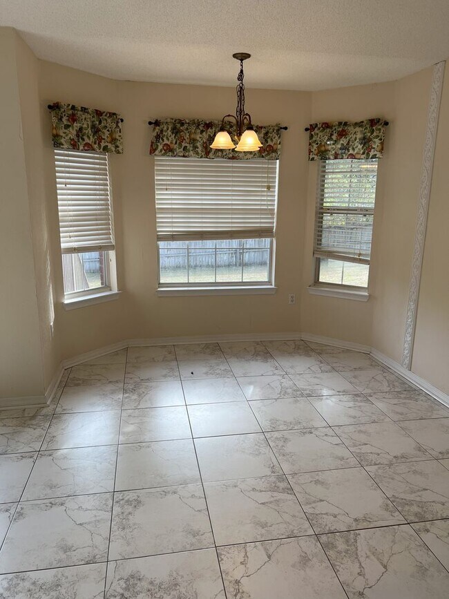 Building Photo - GREAT 4 BED / 2 BATH IN Crestview