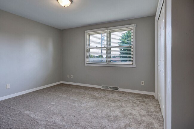 Building Photo - 1216 Meadow Ln