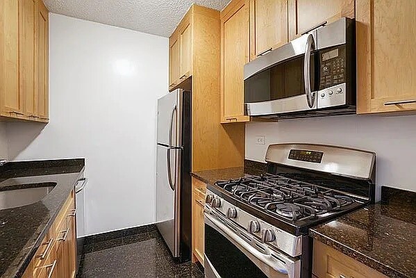 Building Photo - 147 W 87th St