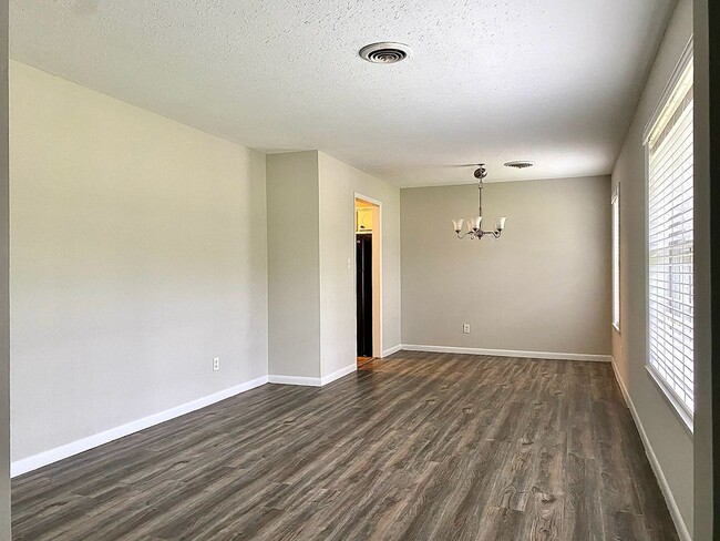 Building Photo - 3 Bedroom 2 Bath House