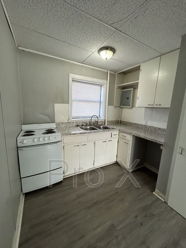 Building Photo - 126 E 13th St