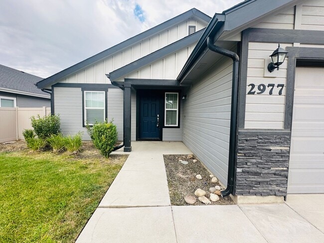 Building Photo - Beautiful Modern Home! Built Just 4 Years ...