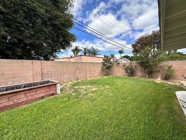 Building Photo - Beautiful 3BR/2BA Home with Large Backyard & Prime Location