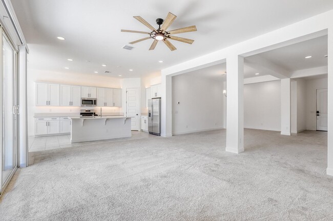 Building Photo - 8723 W Vista Ave