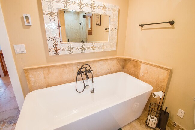 Building Photo - Zara's Cottage: Fully Furnished,  blocks t...
