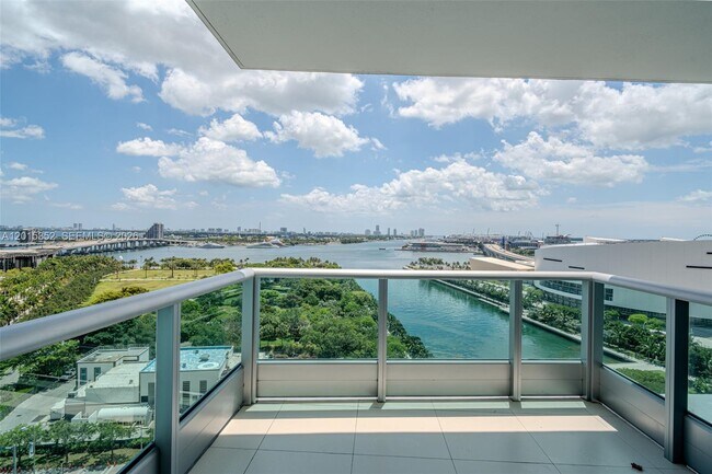 Building Photo - 900 Biscayne Blvd