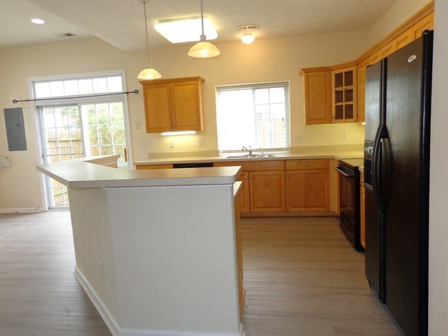 Building Photo - HUNNINGDON COMMONS