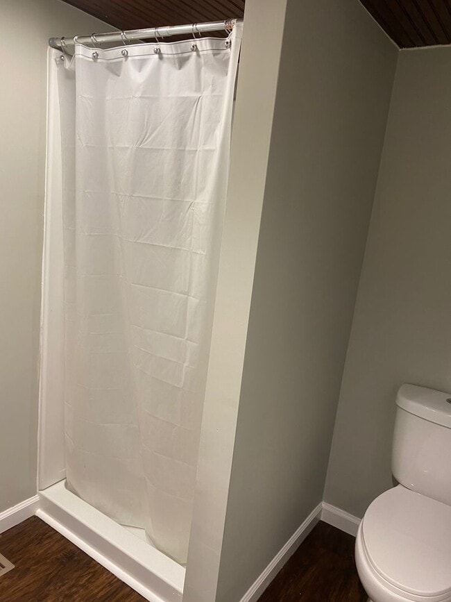 Building Photo - Newly Renovated 3 bed 2 bath House w/ deta...