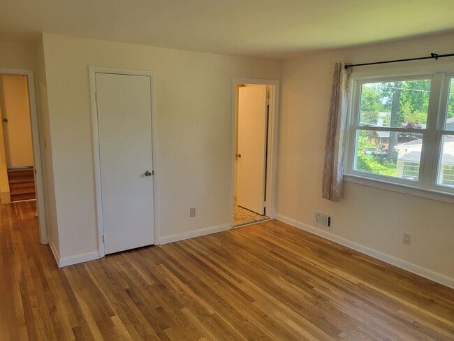 Building Photo - 4 Bedroom Colonial in Timonium