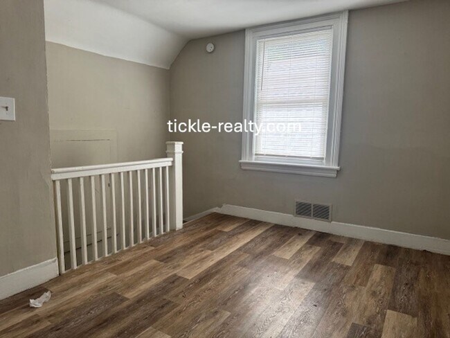 Building Photo - Cute 1 Bedroom W/ Den Cottage in the Swill...