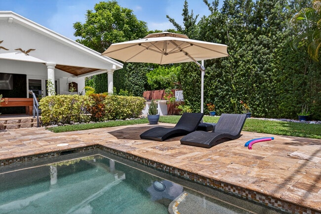 Building Photo - 510 NE 8th Ave