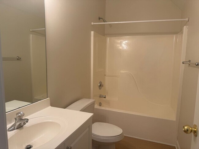 Building Photo - Charming 2-Bedroom with Fresh Updates