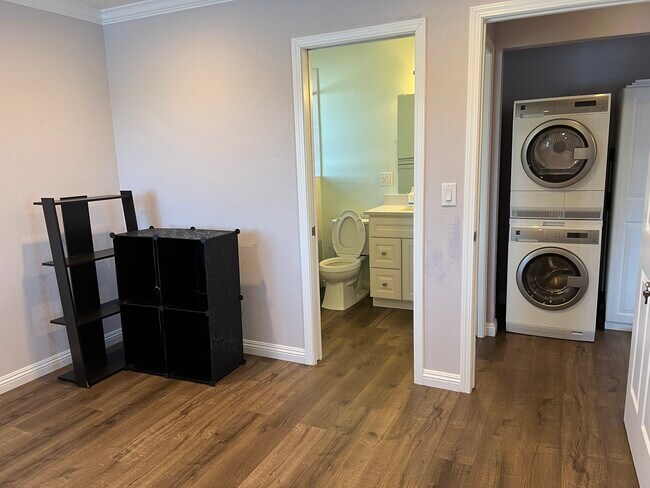 Building Photo - 4814 Daisy St