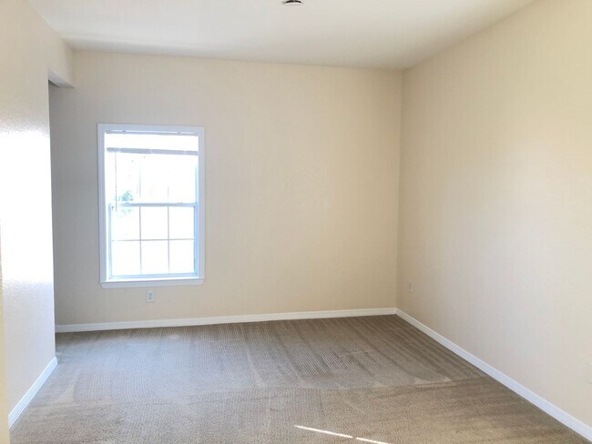 Building Photo - MOVE IN OCTOBER! 3rd floor 3BR/2BA Condo -...