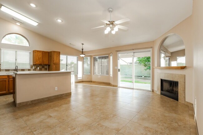 Building Photo - 1625 E Sheffield Ave