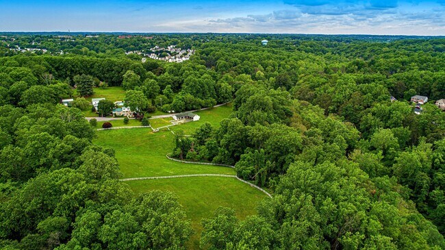 Building Photo - 607 E Wheel Rd