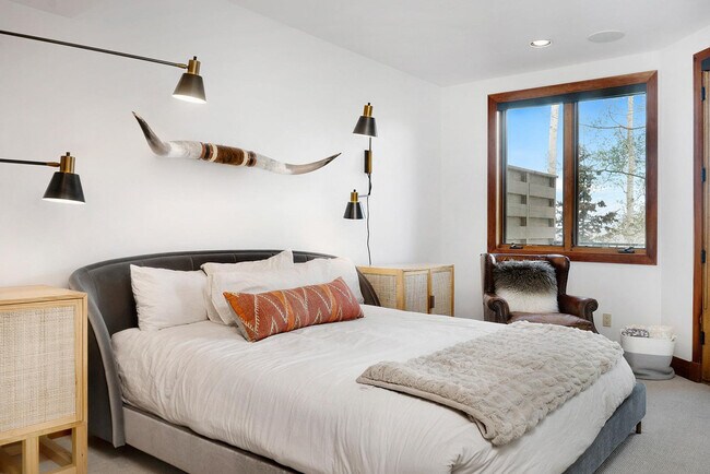 Building Photo - 100 Aspen Ridge Dr