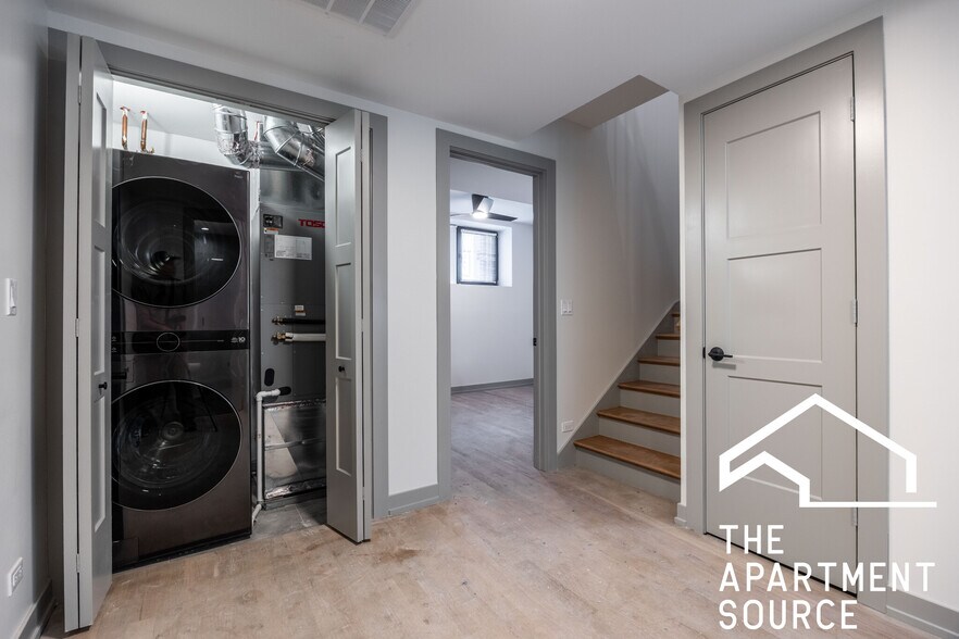 Building Photo - 1323 W Estes Ave