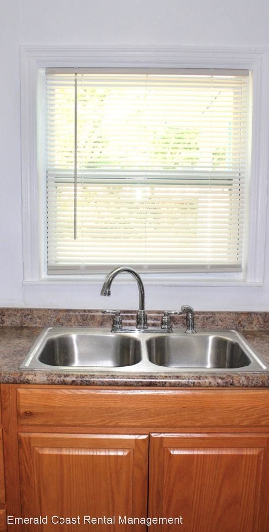 Building Photo - 3 br, 1 bath House - 25 Oak Street