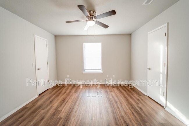 Building Photo - 5702 Sara St