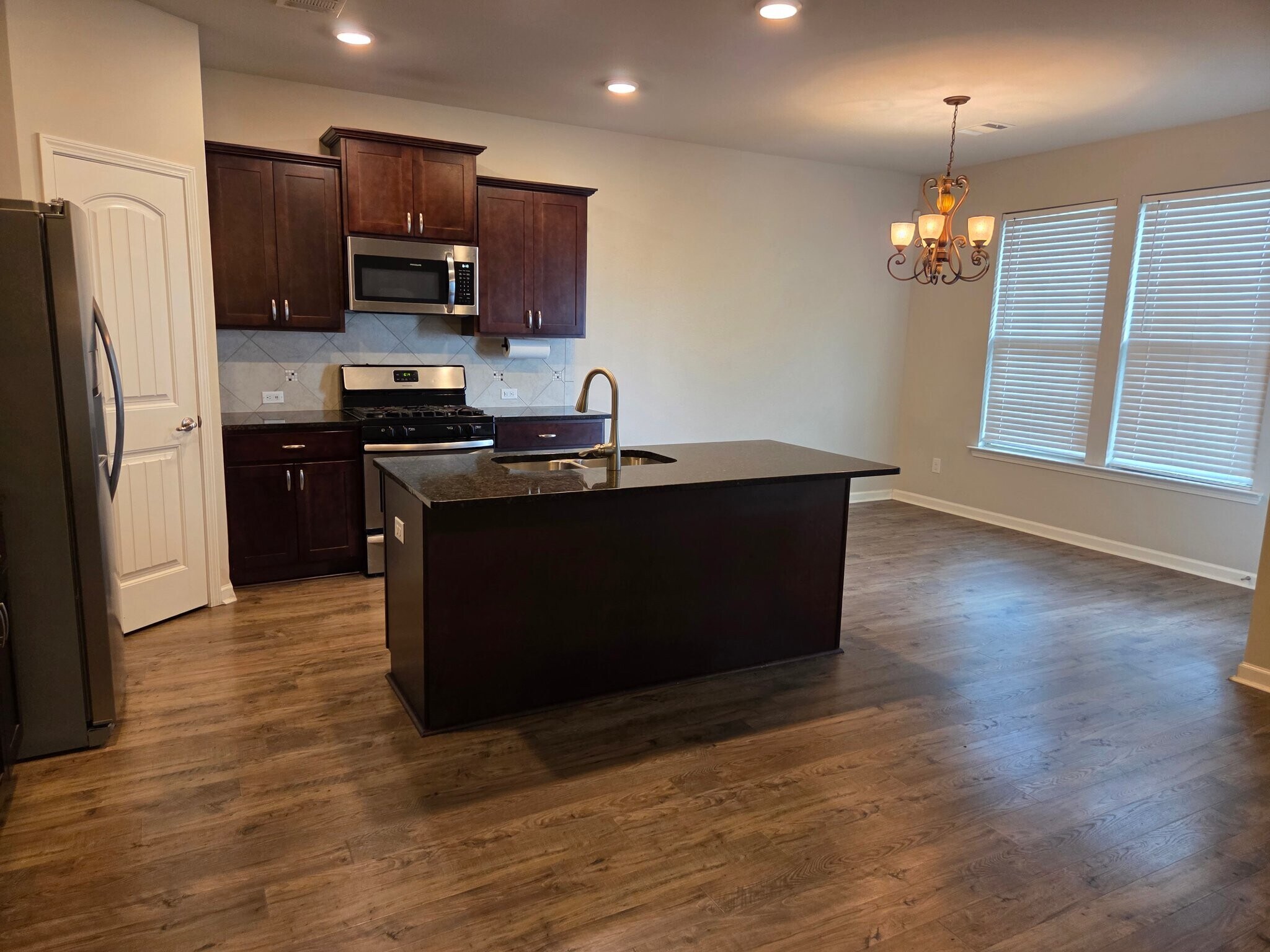 Building Photo - 39356 Legacy Lake Dr