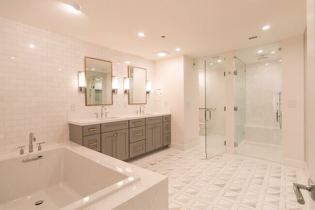 Gorgeous Spa-bath - 10430 Wilshire Blvd