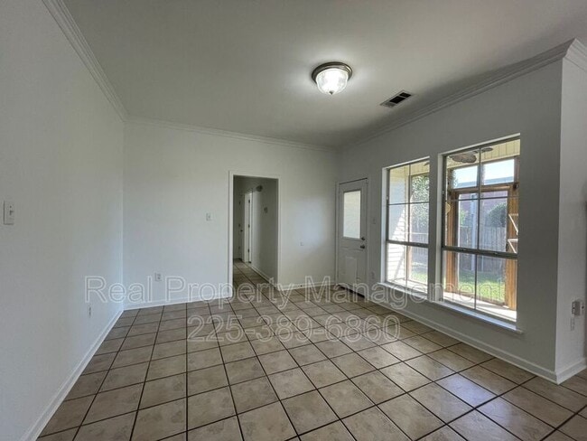 Building Photo - 9382 Pecan Tree Dr
