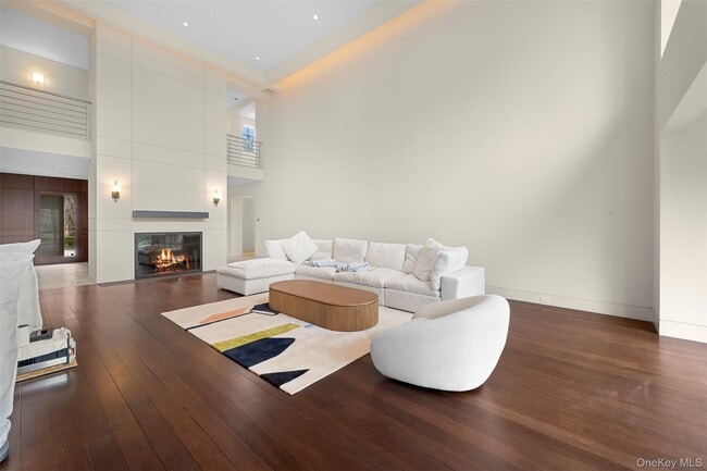 Building Photo - 121 Piping Rock Rd