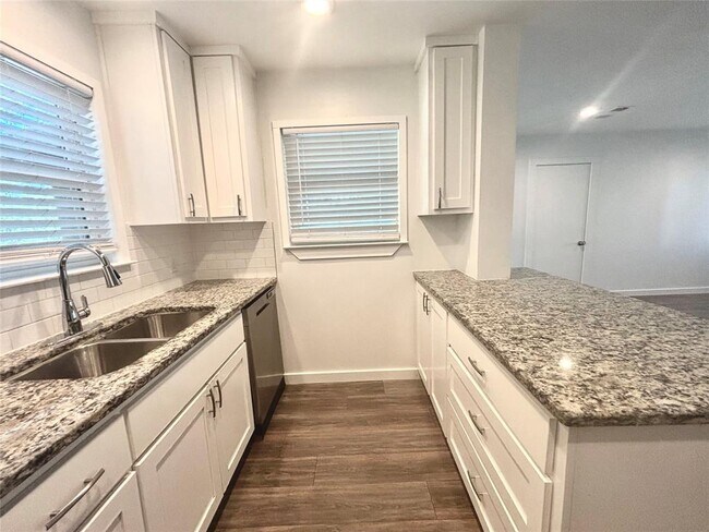 Building Photo - 1603 E 12th St