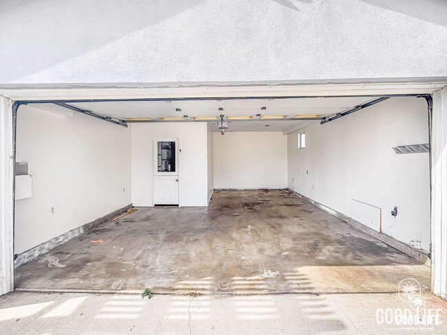 Building Photo - Nice 4B/2BA w/ Attached Garage & Fenced Yard