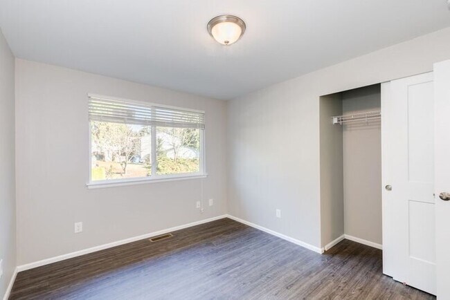 Building Photo - Remodeled 3 Bedroom Kirkland Home