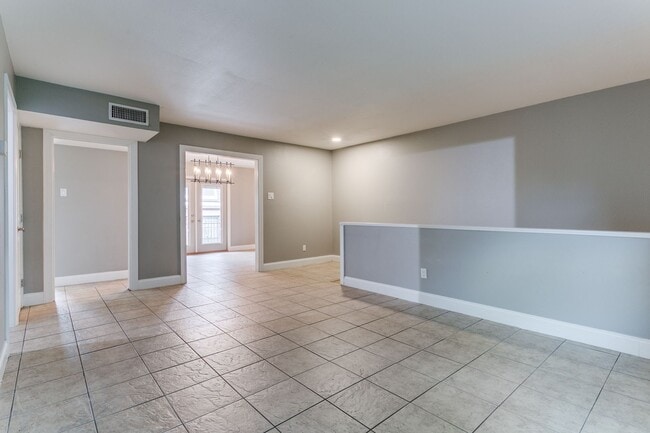 Building Photo - 2-BEDROOM CONDO AT OLMOS PARK TOWNHOMES