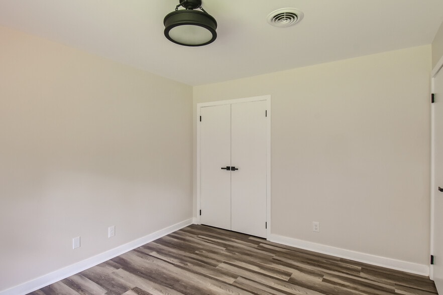 Building Photo - Room in Apartment on Cleveland St