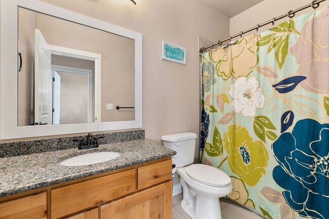 Building Photo - 4 Bedroom, 4 bathroom, Plus office and Loft!