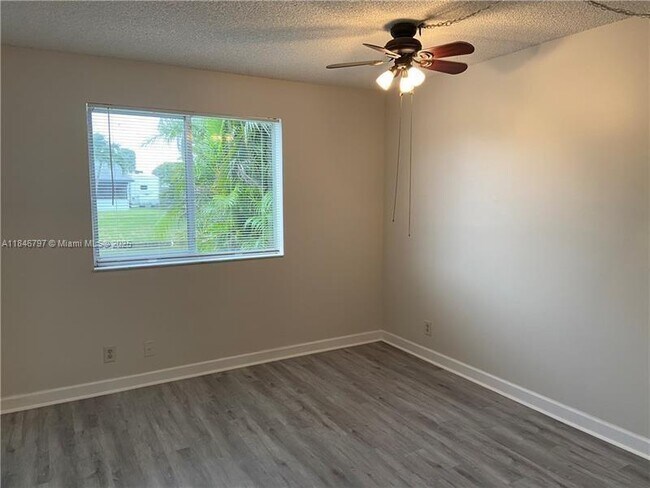 Building Photo - 713 Gardens Dr