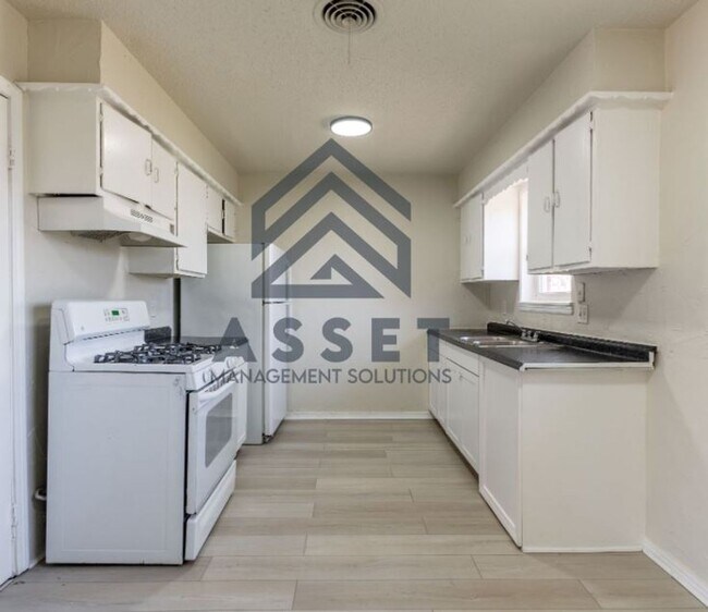 Building Photo - 4 Bedroom Available for Lease & Rent to Own!