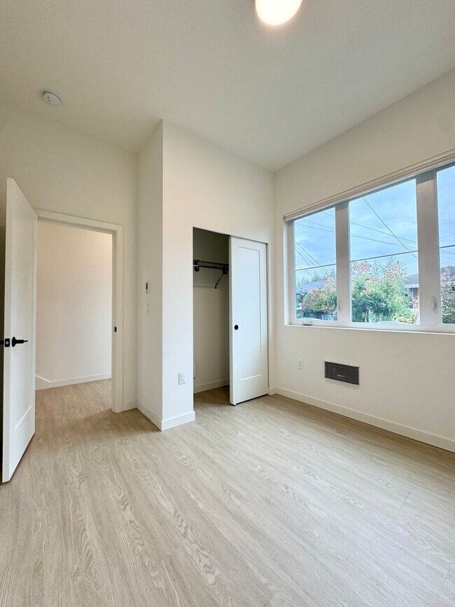 Building Photo - Ballard Townhome