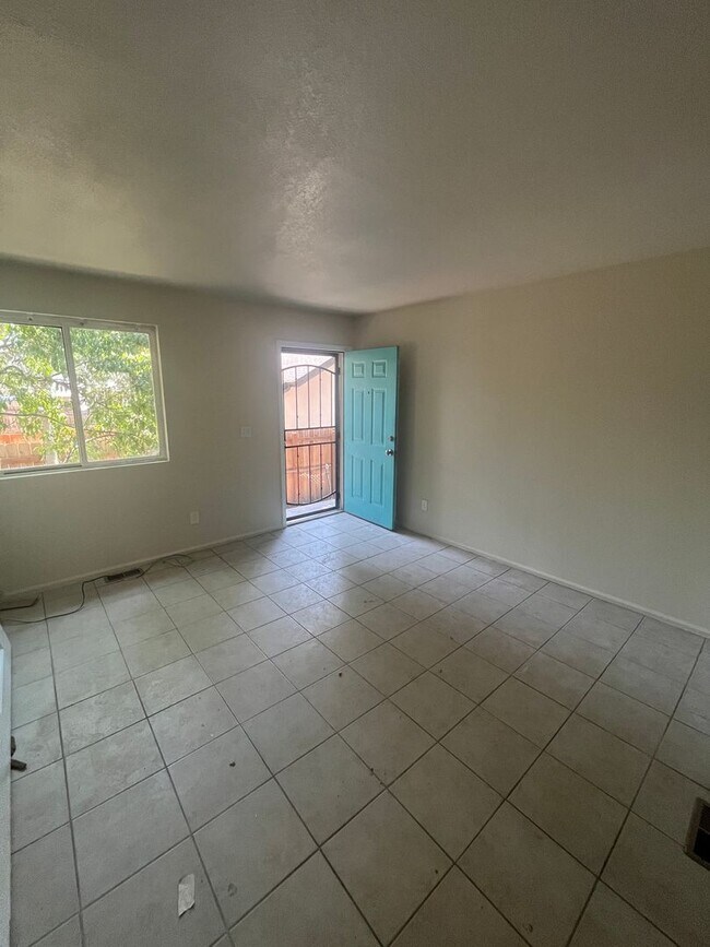 Building Photo - Spacious 4 Bed / 2 Bath Unit in Westwood C...