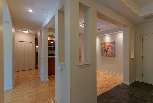 Building Photo - NO PARKING/2+ bed/2 bath top floor condo with full length balcony overlooking north park blocks/N...
