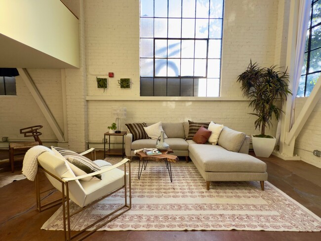 Building Photo - Lake Merrit’s Desirable East Lake Loft! Sp...