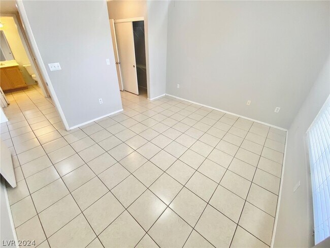 Building Photo - 8070 W Russell Rd