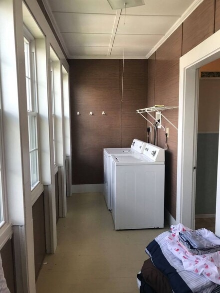 Building Photo - 502 Main St