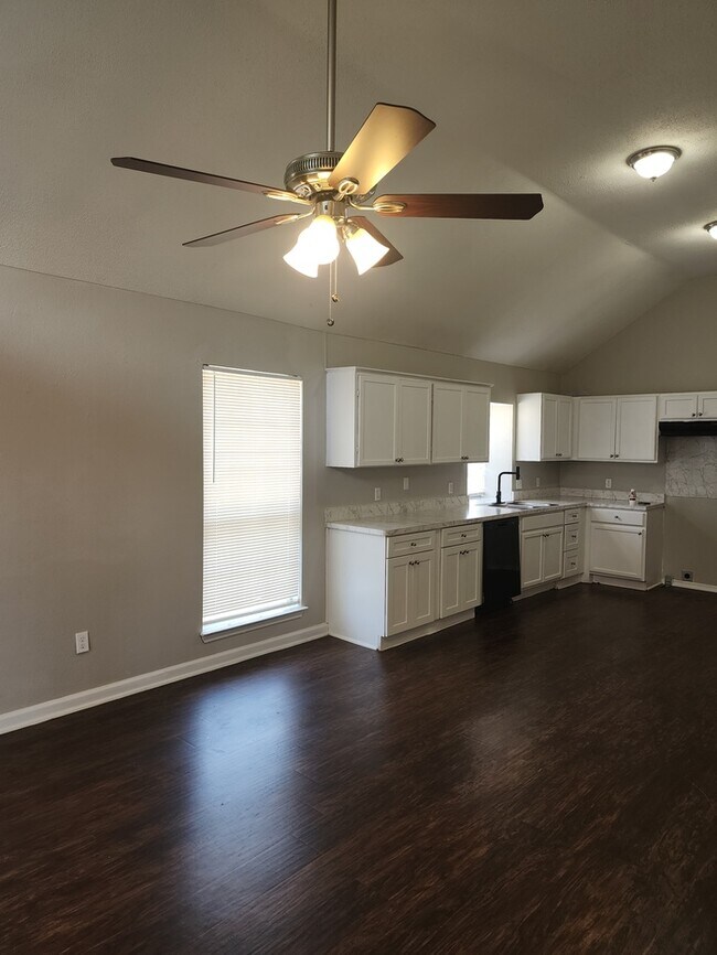 Building Photo - 700 Cross Ridge Ct