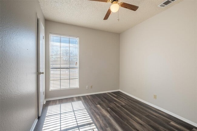 Building Photo - 601 Osage Dr