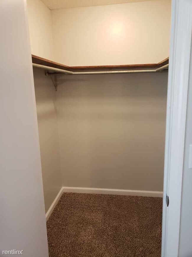 Building Photo - 2 br, 1.5 bath Townhome - 1451 S Center Rd