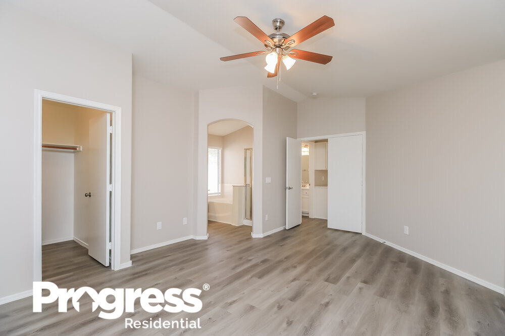 Building Photo - 1036 W Olive Ave