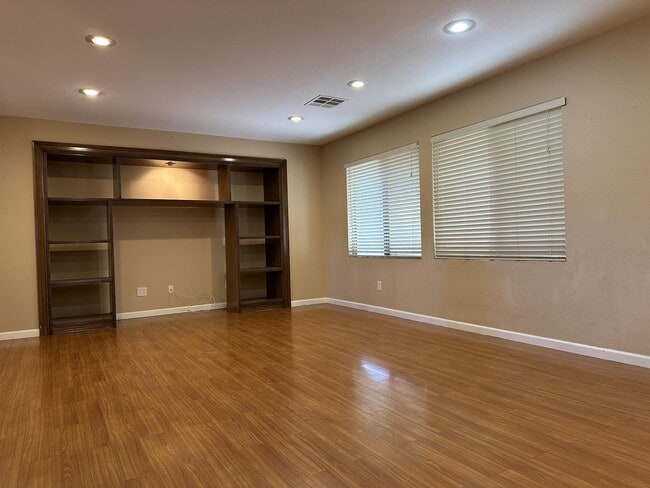 Building Photo - 5537 Spruce Hill Ct